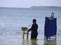 Pogledajte kako se ministar pacifičkog ostrva obratio UN: Zavrnuo nogavice, zagazio do kolena u vodu i poslao snažnu poruku