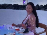 Večera na pustom ostrvu: Ceca Ražnatović bez trunke šminke šeta plažom, a onda je pustila glas i zapevala svoj veliki hit!