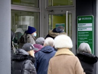 Redovi pred bankama u Beogradu: Klijenti koji su u strahu da će ostati bez novca zbog situacije u Ukrajini nemaju razloga za brigu