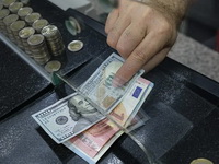 Kako će na Srbiju uticati vest da je dolar dostigao vrednost evra?