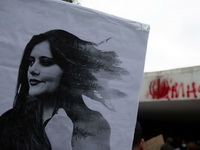 Poznati odsecaju kosu u znak protesta zbog smrti Mahse Amini