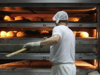 U pekarskoj industriji plate veće i do 100 odsto - Pekarima 180.000 dinara, prodavačicama 80.000