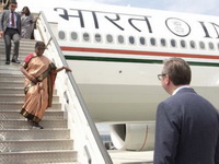 Na novu pistu sleteo avion sa predsednicom Indije