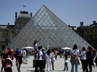 Versajska palata se evakuiše zbog pretnje bombom, Luvr evakuisan