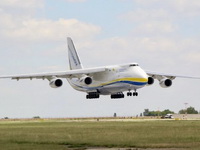 Najveći vazduhoplov na svetu u serijskoj proizvodnji „Antonov 124“ sleteo u Beograd