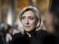 Le Pen: Makron se igra ratnog vođe