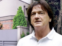 Krov se skoro urušio, sve obraslo u travu: Zdravko Čolić prodao vilu za više od milion evra, a ovo je tajna njegove očevine i porekla: Pevač ima kneževsku krv