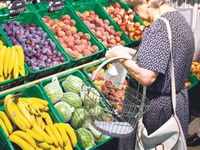 Minimalna potrošačka korpa za maj 53.000 dinara, skoro polovina za hranu