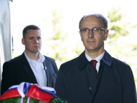 Ministarstvo za rad o optužbama na račun premijera Macuta: Polaganje venaca na spomenik na Avali u skladu sa državnim programom