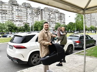 LJuba Perućica stigao po suprugu i ćerku u porodilište Pevač se dovezao u besnom džipu, osmeh ne skida sa lica