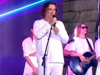 Večeras se 50 takmičara useljava u Belu kuću - Robot Toša zadaje zadatke u rijalitiju, Željko Mitrović najavio spektakl: "Sve je u znaku broja devet"