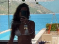 Glumica pokazala atribute na moru: Objavila vreli snimak, izvajana figura pršti u minijaturnom bikiniju