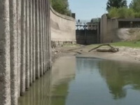 Budimpešta bez kruzera, sprud ispod Margaretinog mosta – nizak vodostaj Dunava menja sliku regiona