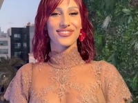 Angelina u dubokom dekolteu privukla veliku pažnju Uslikali smo pevačicu kako se zabavlja na festivalu: Sve oči uprte u nju